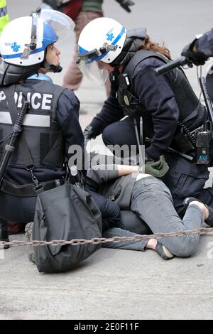 Manif etudiante à Montréal, le 20 avril 2012. Manifestation au Palais des Congrès de Montréal pour l’ouverture du salon Plan Nord, s’est transfé en zone de manifeste de combat contre policiers. Violents affrontements avaient lieu entre policiers et manifestes tout autour du Palais des congrès. 90 personnes, dans la manifestation qui a été dégéré. Six personnes dont 4 policiers ont été blessées. Photo de Norman Blouin/ABACAPRESS.COM Banque D'Images