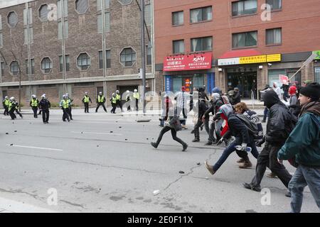 Manif etudiante à Montréal, le 20 avril 2012. Manifestation au Palais des Congrès de Montréal pour l’ouverture du salon Plan Nord, s’est transfé en zone de manifeste de combat contre policiers. Violents affrontements avaient lieu entre policiers et manifestes tout autour du Palais des congrès. 90 personnes, dans la manifestation qui a été dégéré. Six personnes dont 4 policiers ont été blessées. Photo de Norman Blouin/ABACAPRESS.COM Banque D'Images