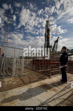 L'engin spatial Soyouz TMA-04M est vu après avoir été déployé en train jusqu'au plateau de lancement du cosmodrome de Baïkonour au Kazakhstan, le dimanche 13 mai 2012. Le lancement de l'engin spatial Soyuz avec le commandant de l'expédition 31 Soyuz Gennady Padalka et l'ingénieur de vol Sergei Revin de Russie, et l'ingénieur de vol principal de la NASA Joe Acaba est prévu pour 9 h 01 heure locale le mardi 15 mai. Photo par Bill Ingalls/NASA via ABACAPRESS.COM Banque D'Images