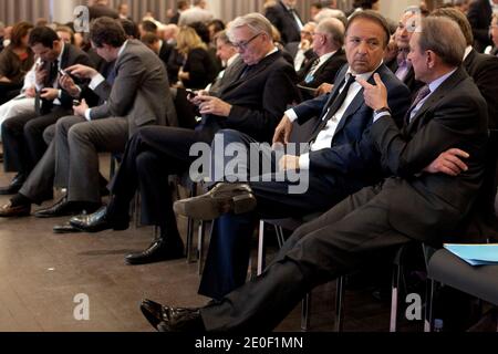 Jean-Pierre Bel, président du Sénat français, s'entretient avec le maire de Paris, Bertrand Delanoe, lors du Conseil national du Parti socialiste français (PS), à la Maison de la Mutualite, à Paris, en France, le 14 mai 2012. Photo de Stephane Lemouton/ABACAPRESS.COM. Banque D'Images