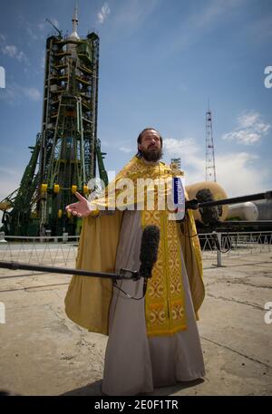 Un prêtre orthodoxe parle aux membres de la presse juste après avoir béni la fusée Soyouz au plateau de lancement du cosmodrome de Baïkonour le lundi 14 mai 2012 au Kazakhstan. Le lancement de l'engin spatial Soyuz avec le commandant de l'expédition 31 Soyuz Gennady Padalka et l'ingénieur de vol Sergei Revin de Russie, et l'ingénieur de vol principal de la NASA Joe Acaba est prévu pour 9 h 01 heure locale le mardi 15 mai. Photo par Bill Ingalls/NASA via ABACAPRESS.COM Banque D'Images