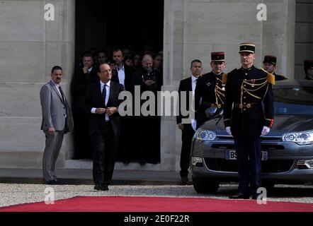 Le président français nouvellement élu François Hollande arrive à l'Elysée pour son investiture, à Paris, en France, le 15 mai 2012. Photo de Thierry Orban/ABACAPRESS.COM Banque D'Images