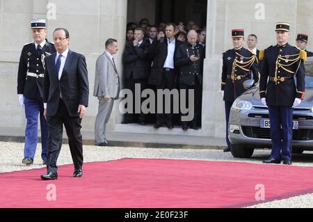 Le président français nouvellement élu François Hollande arrive à l'Elysée pour son investiture, à Paris, en France, le 15 mai 2012. Photo de Thierry Orban/ABACAPRESS.COM Banque D'Images