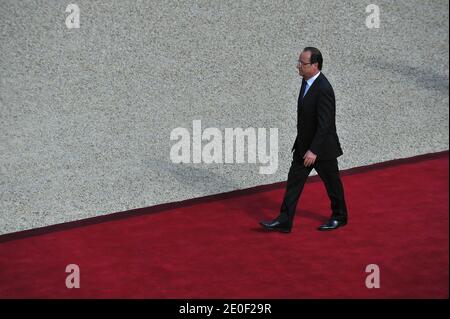 Le président nouvellement élu François Hollande arrive à l'Elysée pour son investiture, à Paris, en France, le 15 mai 2012. Photo de Christophe Guibbbaud/ABACAPRESS.COM Banque D'Images