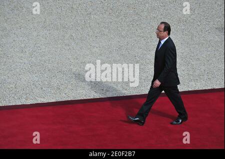 Le président nouvellement élu François Hollande arrive à l'Elysée pour son investiture, à Paris, en France, le 15 mai 2012. Photo de Christophe Guibbbaud/ABACAPRESS.COM Banque D'Images