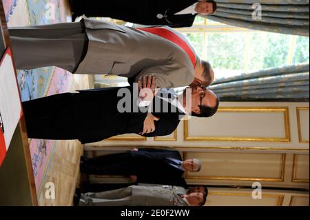 Atmosphère comme François Hollande est nommé Grand Maître dans l'ordre de la Légion d'honneur, du chancelier de l'ordre national de la Légion d'honneur de France, le général Jean-Louis Georgelin, En présence de Bernard Accoyer et de Jean-Pierre Bel, il est officiellement nommé président de la France au Palais présidentiel de l'Elysée à Paris, le 15 mai 2012 . Photo de Gilles Roller/Pool/ABACAPRESS.COM Banque D'Images