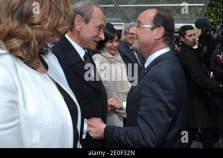 Le président français François Hollande, Bertrand Delanoe et Anne Hidalgo photographiés lors d'une cérémonie à la statue de Jules Ferry dans les jardins des Tuileries à Paris, en France, lors de sa cérémonie d'inauguration. Photo de Christophe Guibbbaud/ABACAPRESS.COM Banque D'Images