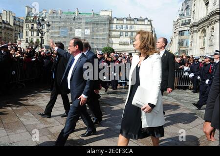 Le président français François Hollande, Valérie Trierweiler, est photographié après une cérémonie traditionnelle tenue à l'hôtel de ville de Paris France le 15 mai 2012, suite à son investiture. Photo par Alfred/Pool/ABACAPRESS.COM Banque D'Images