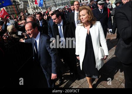 Le président français François Hollande, Valérie Trierweiler, est photographié après une cérémonie traditionnelle tenue à l'hôtel de ville de Paris France le 15 mai 2012, suite à son investiture. Photo par Alfred/Pool/ABACAPRESS.COM Banque D'Images