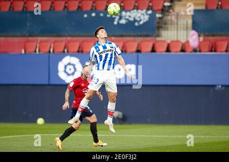 Ximo Navarro (défenseur; Deportivo Alavés) et Ruben García (milieu de terrain; CA Osasuna) en action pendant le match espagnol de la Liga Santander entre CA Osasuna et Deportivo Alavés au stade El Sadar.(score final, CA Osasuna 1:1 Deportivo Alaves) Banque D'Images