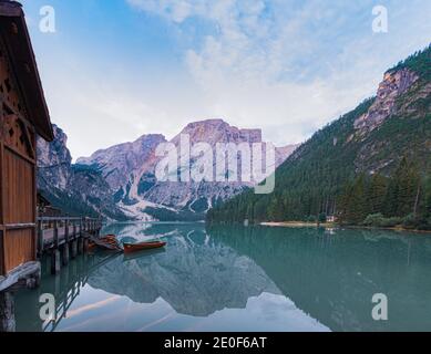 Amarre de bateaux sur le lac des Brays à la première lumière le matin, en arrière-plan les montagnes de la Croda del Becco Banque D'Images