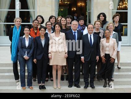 Photo de famille des femmes nouvellement nommées du gouvernement français prise le 17 mai 2012 à l'Elysée Palace à Paris. (G-D) - (G-D) - 1ère rangée - JM pour le ministre junior et M pour le ministre. - M pour l'égalité des territoires et du logement, Cecile Duflot; M pour les droits des femmes et porte-parole du gouvernement, Najat Vallaud-Belkacem; Affaires sociales et Santé M, Marisol Touraine; Premier ministre, Jean-Marc Ayrault; Président français François Hollande; et Justice M, Christiane Taubira. 2e rangée - JM pour Justice, Delphine Batho; J M pour succès éducatif, George Pau-Langevin; Sports M, Valerie Fourneyron; Banque D'Images