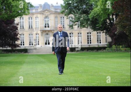 Le nouveau Premier ministre français Jean-Marc Ayrault pose pour les photographes dans le jardin de l'Hôtel Matignon à Paris, France, le 17 mai 2012. Photo de Mousse/ABACAPRESS.COM Banque D'Images