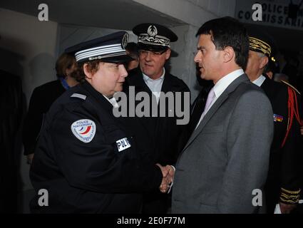 Le 17 mai 2012, le nouveau ministre français de l'intérieur, Manuel Valls, flanqué par le préfet de Seine-Saint-Denis, Christian Lambert, visite un commissariat de police à Noisy-le-sec, une banlieue parisienne en France. Photo de Mousse/ABACAPRESS.COM Banque D'Images