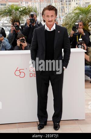 Sean Penn posant au photocall « Haiti Carnaval in Cannes » qui s'est tenu au Palais des Festivals dans le cadre du 65e Festival international du film de Cannes, France, le 19 mai 2012. Photo de Lionel Hahn/ABACAPRESS.COM Banque D'Images