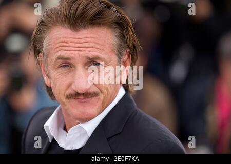 Sean Penn posant au photocall « Haiti Carnaval in Cannes » qui s'est tenu au Palais des Festivals dans le cadre du 65e Festival international du film de Cannes, France, le 19 mai 2012. Photo de Frédéric Nebinger/ABACAPRESS.COM Banque D'Images