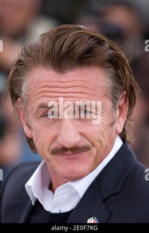 Sean Penn posant au photocall « Haiti Carnaval in Cannes » qui s'est tenu au Palais des Festivals dans le cadre du 65e Festival international du film de Cannes, France, le 19 mai 2012. Photo de Frédéric Nebinger/ABACAPRESS.COM Banque D'Images