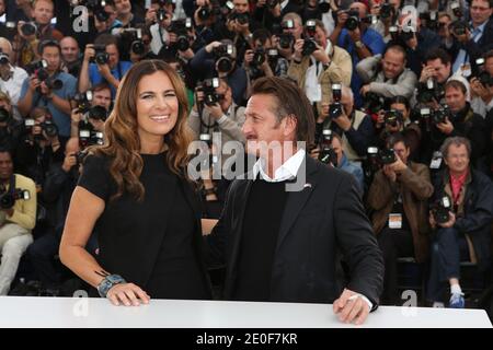 Sean Penn, Roberta Armani posant au photocall « Haiti Carnaval in Cannes » qui s'est tenu au Palais des Festivals dans le cadre du 65e Festival international de Cannes à Cannes, France, le 19 mai 2012. Photo de Frédéric Nebinger/ABACAPRESS.COM Banque D'Images