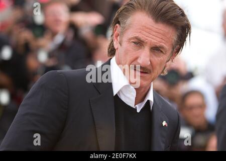 Sean Penn posant au photocall « Haiti Carnaval in Cannes » qui s'est tenu au Palais des Festivals dans le cadre du 65e Festival international du film de Cannes, France, le 19 mai 2012. Photo de Frédéric Nebinger/ABACAPRESS.COM Banque D'Images