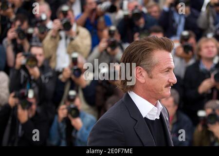 Sean Penn posant au photocall « Haiti Carnaval in Cannes » qui s'est tenu au Palais des Festivals dans le cadre du 65e Festival international du film de Cannes, France, le 19 mai 2012. Photo de Frédéric Nebinger/ABACAPRESS.COM Banque D'Images