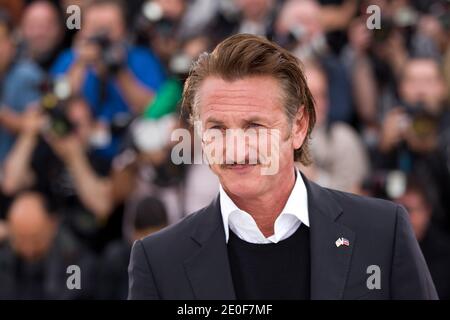 Sean Penn posant au photocall « Haiti Carnaval in Cannes » qui s'est tenu au Palais des Festivals dans le cadre du 65e Festival international du film de Cannes, France, le 19 mai 2012. Photo de Frédéric Nebinger/ABACAPRESS.COM Banque D'Images