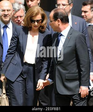 La dernière édition de l'hebdomadaire tabloïd Closer comprend sept pages de révélations et de photos sur l'affaire présumée du président Hollande avec Julie Gayet. Mme Gayet, 41 ans, est une actrice de télévision et de cinéma établie qui est apparue dans plus de 50 films. Des rumeurs de leur relation présumée circulent sur Internet depuis de nombreux mois. Le président français François Hollande dit qu'il envisage de poursuivre le magazine. Photo du dossier : le président français François Hollande marche avec sa partenaire la première dame Valérie Trierweiler à l'ambassade de France à Washington, DC, Etats-Unis le 18 mai 2012. Photo de O Banque D'Images