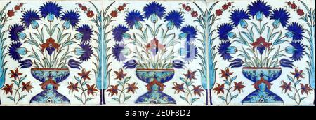 Carreaux d'Iznik lapis avec motif floral sur un mur dans le harem dans le palais de Topkapi, à Istanbul, Turquie Banque D'Images