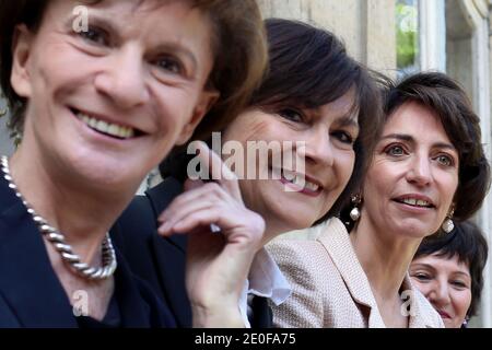 Nouvelle ministre française des Affaires sociales et de la Santé Marisol Touraine flanquée de la ministre junior des personnes handicapées Marie-Arlette Carlotti (L), de la nouvelle ministre junior française des personnes âgées et handicapées Michele Delaunay et de la ministre junior française de la famille Dominique Bertinotti (R), S'adresse aux journalistes à son arrivée au ministère de la Santé à Paris pour assister à la cérémonie officielle de passation de fonctions avec son prédécesseur Xavier Bertrand, à Paris, en France, le 17 mai 2012. Photo de Stephane Lemouton/ABACAPRESS.COM. Banque D'Images