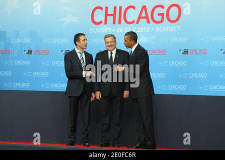 LE président AMÉRICAIN Barack Obama et le secrétaire de l'OTAN, Genderal Anders Fogh Rasmussen, ont accueilli le président polonais Bronislaw Komorowski lors d'une cérémonie d'arrivée au sommet de l'OTAN en 2012 à la place McCormick à Chicago, Illinois, il, États-Unis, le 20 mai 2012. Photo de Ludovic/Pool/ABACAPRESS.COM Banque D'Images