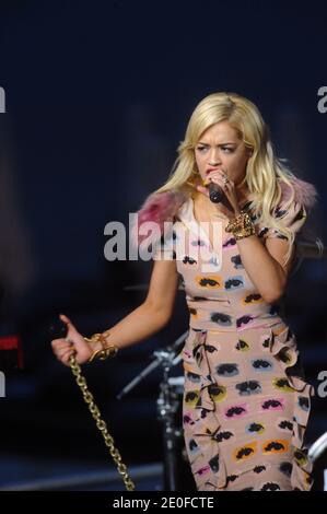 Rita ora se produit sur Canal + émission de télévision en direct le Grand Journal lors du 65e Festival de Cannes, France, le 21 mai 2012. Photo de Giancarlo Gorassini/ABACAPRESS.COM Banque D'Images