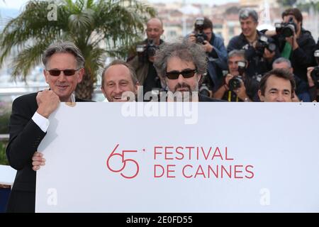 Benoit Delepine, Gustave Kervern, Albert Dupontel et Benoit Poelvoorde créent un immense mess de photocall « le Grand soir » dans le cadre du 65e Festival du film de Cannes, le 22 mai 2012. Photo de Frédéric Nebinger/ABCAPRESS.COM Banque D'Images