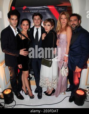 EXCLUSIF - Alysson Paradis, Aurélien Wiik, Jean-Pierre Martins, Alexandra Genoves, Slimane Yefsah et Dany Verissimo posant pendant la séance photo de « l'Emprise » à l'hôtel Carlton de Cannes, France, lors du 65e Festival du film de Cannes, le 21 mai 2012. Photo de Jerome Domine/ABACAPRESS.COM Banque D'Images