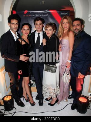 EXCLUSIF - Alysson Paradis, Aurélien Wiik, Jean-Pierre Martins, Alexandra Genoves, Slimane Yefsah et Dany Verissimo posant pendant la séance photo de « l'Emprise » à l'hôtel Carlton de Cannes, France, lors du 65e Festival du film de Cannes, le 21 mai 2012. Photo de Jerome Domine/ABACAPRESS.COM Banque D'Images