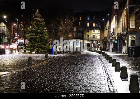 Jeudi 31 décembre 2020. Édimbourg, Royaume-Uni. Des rues vides à Édimbourg, tandis que les célébrations traditionnelles de Hogmanay sont annulées en raison de la pandémie du coronavirus. Les événements de la Saint-Sylvestre de la ville sont célèbres dans le monde entier et reconnus par le Livre Guinness des records comme la plus grande fête du nouvel an au monde. Au cours des dernières années, 40,000 personnes ont participé à la procession de Torchlight, 75,000 personnes ont assisté au concert dans les jardins avec environ 100,000 regardant les feux d'artifice de minuit. 2020 a vu le gouvernement écossais dire au public de célébrer Hogmanay avec seulement leur propre foyer. Banque D'Images