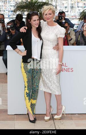 Kristen Stewart et Kirsten Dunst posent au photocall pour On the Road dans le cadre du 65e Festival de Cannes, France, le 23 mai 2012. Photo de Frédéric Nebinger/ABACAPRESS Banque D'Images