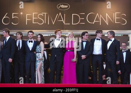 (G-D) les acteurs Tom Sturridge, Kristen Stewart, Danny Morgan, Kirsten Dunst, le producteur Roman Coppola, l'acteur Sam Riley et l'acteur Viggo Mortensen participant à la première « sur la route » lors du 65e Festival annuel du film de Cannes au Palais des Festivals, le 23 mai 2012 à Cannes. Photo de Frédéric Nebinger/ABACAPRESS.COM Banque D'Images