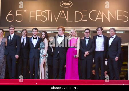 (G-D) les acteurs Tom Sturridge, Kristen Stewart, Danny Morgan, Kirsten Dunst, le producteur Roman Coppola, l'acteur Sam Riley et l'acteur Viggo Mortensen participant à la première « sur la route » lors du 65e Festival annuel du film de Cannes au Palais des Festivals, le 23 mai 2012 à Cannes. Photo de Frédéric Nebinger/ABACAPRESS.COM Banque D'Images