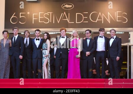 (G-D) les acteurs Tom Sturridge, Kristen Stewart, Danny Morgan, Kirsten Dunst, le producteur Roman Coppola, l'acteur Sam Riley et l'acteur Viggo Mortensen participant à la première « sur la route » lors du 65e Festival annuel du film de Cannes au Palais des Festivals, le 23 mai 2012 à Cannes. Photo de Frédéric Nebinger/ABACAPRESS.COM Banque D'Images