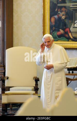 Le Pape Benoît XVI dans la bibliothèque privée du Vatican le 24 mai 2012. Photo par Eric Vandeville/ABACAPRESS.COM Banque D'Images