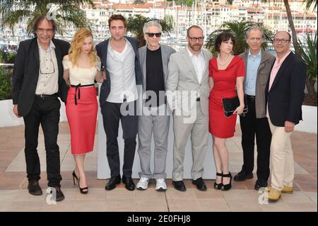 Paul Branco, Sarah Gadon, Robert Pattinson, David Cronenberg, Martin Katz, Emily Hampshire, Don Dellilo et Paul Giamatti posant lors de la photocall 'Cosmopolis' au 65e festival de Cannes, dans le sud de la France, le 25 mai 2012. Photo d'Aurore Marechal/ABACAPRESS.COM Banque D'Images
