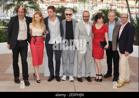 Paul Branco, Sarah Gadon, Robert Pattinson, David Cronenberg, Martin Katz, Emily Hampshire, Don Dellilo et Paul Giamatti posant lors de la photocall 'Cosmopolis' au 65e festival de Cannes, dans le sud de la France, le 25 mai 2012. Photo d'Aurore Marechal/ABACAPRESS.COM Banque D'Images