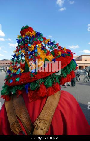 Vendeur d'eau traditionnel en uniforme rouge dans la Djemma el Fna, Marrakech, Maroc, Afrique Banque D'Images