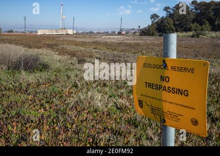 Installation de production de gaz naturel opérant dans une réserve écologique. Ballona Wetlands, Playa Del Rey, Los Angeles, Californie, États-Unis Banque D'Images