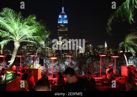 Vue sur le bar extérieur sur le toit '230 cinquième'. Sa terrasse panoramique vous offre une vue magnifique sur Manhattan mais aussi sur l'Empire State Building à New York, NY, USA le 25 mai 2012. Photo de Marie Psaila/ABACAPRESS.COM Banque D'Images