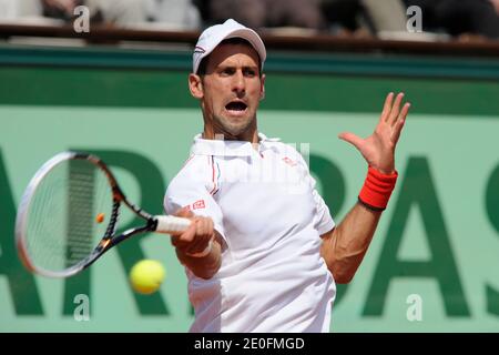 Le Novak Djokovic de Serbie en action lors de son premier tour à l'Open de tennis français 2012 à l'arène Roland-Garros à Paris, en France, le 28 mai 2012. Photo de Henri Szwarc/ABACAPRESS.COM Banque D'Images