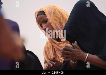 Les troupes françaises et maliennes sont entrées lundi 28 janvier 2013 à Tombouctou, un site classé au patrimoine mondial de l'UNESCO, après avoir fui les combattants rebelles islamistes qui ont torqué plusieurs bâtiments dans l'ancienne ville commerçante du Sahara, dont une bibliothèque de manuscrits inestimable. Sans tirer dessus pour les arrêter, 1,000 soldats français, dont des parachutistes et 200 soldats maliens, se sont emparés de l'aéroport et ont encerclé la ville du fleuve Niger, vieille de plusieurs siècles, cherchant à bloquer la fuite des combattants alliés d'Al-Qaïda. Photo du fichier : les femmes sont photographiés à Tombouctou, Mali, en octobre 2009. Les femmes de Tombouctou sont connues pour leur beauté et beaucoup Banque D'Images