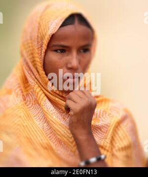 Les troupes françaises et maliennes sont entrées lundi 28 janvier 2013 à Tombouctou, un site classé au patrimoine mondial de l'UNESCO, après avoir fui les combattants rebelles islamistes qui ont torqué plusieurs bâtiments dans l'ancienne ville commerçante du Sahara, dont une bibliothèque de manuscrits inestimable. Sans tirer dessus pour les arrêter, 1,000 soldats français, dont des parachutistes et 200 soldats maliens, se sont emparés de l'aéroport et ont encerclé la ville du fleuve Niger, vieille de plusieurs siècles, cherchant à bloquer la fuite des combattants alliés d'Al-Qaïda. Photo de fichier : UNE femme est photographiée à Tombouctou, Mali, en octobre 2009. Les femmes de Tombouctou sont connues pour leur beauté et beaucoup Banque D'Images