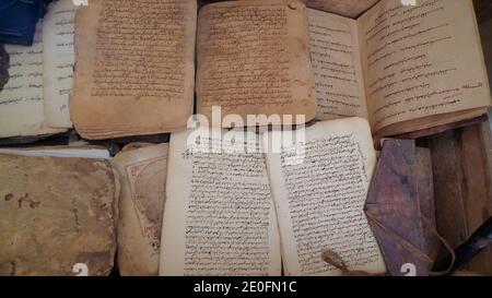 Les troupes françaises et maliennes sont entrées lundi 28 janvier 2013 à Tombouctou, un site classé au patrimoine mondial de l'UNESCO, après avoir fui les combattants rebelles islamistes qui ont torqué plusieurs bâtiments dans l'ancienne ville commerçante du Sahara, dont une bibliothèque de manuscrits inestimable. Sans tirer dessus pour les arrêter, 1,000 soldats français, dont des parachutistes et 200 soldats maliens, se sont emparés de l'aéroport et ont encerclé la ville du fleuve Niger, vieille de plusieurs siècles, cherchant à bloquer la fuite des combattants alliés d'Al-Qaïda. Photo du fichier : les manuscrits anciens sont illustrés à Tombouctou, Mali, en octobre 2009. Tombouctou, la ville historique du Mali et le l Banque D'Images