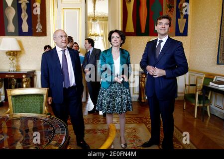 Le ministre français du travail, de l'emploi et du dialogue social, Michel Sapin, Le ministre français des Affaires sociales et de la Santé, Marisol Touraine, et le ministre français de la reprise industrielle, Arnaud Montebourg, sont photographiés comme le Premier ministre français, Jean-Marc Ayrault, reçoit le syndicat de la Confédération générale des petites et moyennes entreprises (CGPME) le président français, Jean-François Roubaud, à une réunion à l'hôtel Matignon, à Paris, France le 29 mai 2012. Photo de Ludovic/Pool/ABACAPRESS.COM Banque D'Images