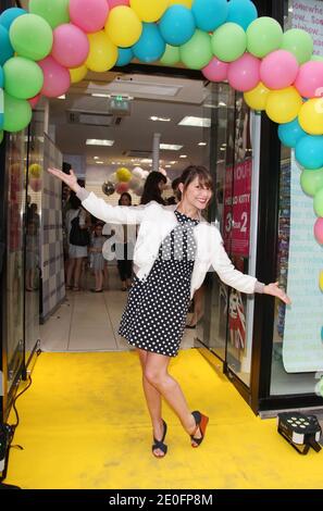 Emma de Caunes participe à l'ouverture du magasin « Claire's », rue de Rivoli à Paris, France, le 30 mai 2012. Photo de Denis Guignebourg/ABACAPRESS.COM Banque D'Images